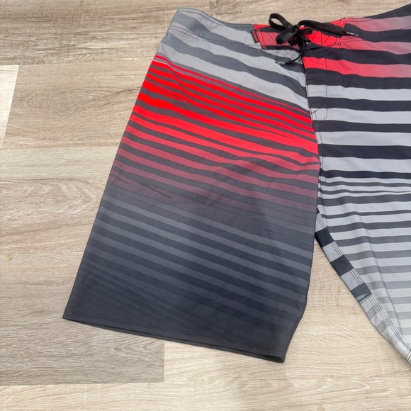 Oakley Point 21 Boardshorts Mens 38 Red Gray Black Striped Vacation Beach - Picture 2 of 6